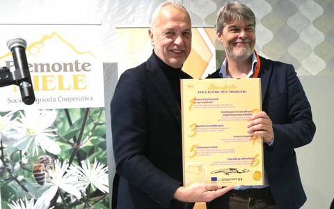 Il senatore Giorgio Bergesio insieme a Davide Colombo, presidente Piemonte Miele