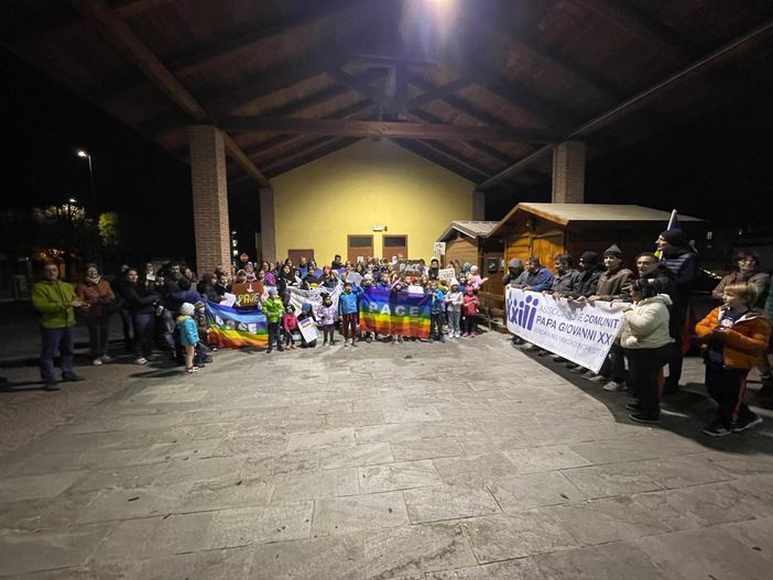 Piasco in cammino per la Pace: un paese unito sotto le bandiere del mondo