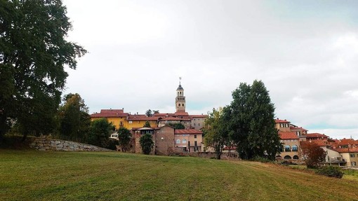 Scorcio medievale di Saluzzo e il parco Vigna Ariaudo Scorcio medievale di Saluzzo e il parco Vigna Ariaudo