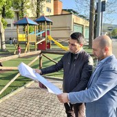 Nell'immagine, il sindaco di Ceva Fabio Mottinelli ed il vice-sindaco Fabio Ferrero analizzano il progetto di fronte al Parco della Rotonda