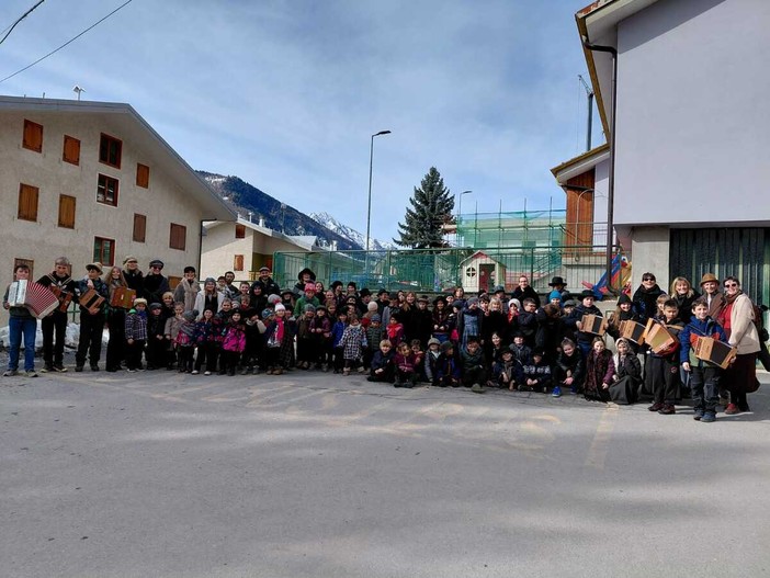 Sampeyre: i “Piciot Magnin” uniscono le scuole in sfilata festosa