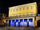 Palazzo Garrone illuminato di blu (Foto Claudia Scarzello)