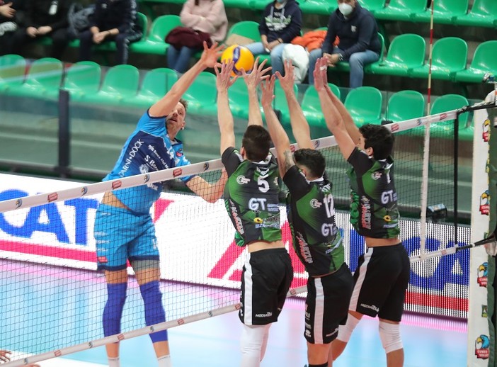 Un attacco di Alessandro Preti nella partita contro Motta di Livenza (Foto Valerio Giraudo)