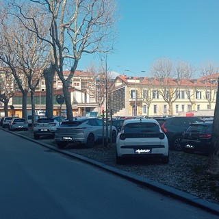 Piazza Martiri della Libertà, degrado e parcheggio selvaggio tra promesse mancate