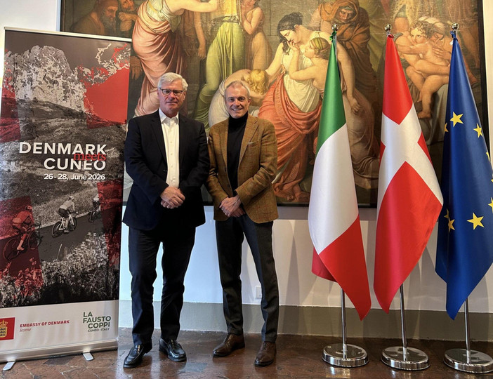 Da sinistra, l'Ambasciatore di Danimarca in Italia Peter Taksøe-Jensen e Davide Lauro, presidente ASD Fausto Coppi on the road, che organizza la granfondo