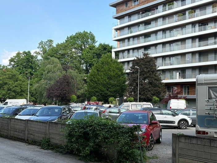 Il muro di cinta rotto di Villa Invernizzi in via Ettore Rosa e il parcheggio adiacente