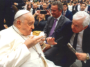 L'avvocato Roberto Ponzio dona un pregiato esemplare di Tartufo Bianco d'Alba a Papa Francesco L'avvocato Roberto Ponzio dona un pregiato esemplare di Tartufo Bianco d'Alba a Papa Francesco