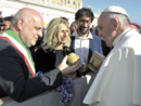 La consegna del Tartufo dell'Anno 2017 a Papa Francesco (foto Vatican News)