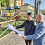 Nell'immagine, il sindaco di Ceva Fabio Mottinelli ed il vice-sindaco Fabio Ferrero analizzano il progetto di fronte al Parco della Rotonda