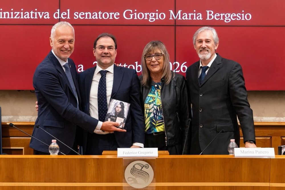 Il Senatore Giorgio Maria Bergesio con Federico Gregorio e gli autori Ivo Chiolerio e Marina Panero Il Senatore Giorgio Maria Bergesio con Federico Gregorio e gli autori Ivo Chiolerio e Marina Panero