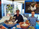 Paolo Viano, allevatore della Gallina Bianca di Saluzzo e del progetto sociale "Alza la cresta", con Angelo Borgognone, apicoltore volontario dell'associazione Papa Giovanni XXIII