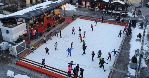 Si apre la stagione natalizia a Vernante: ghiaccio, mercatini ed eventi per tutta la famiglia Si apre la stagione natalizia a Vernante: ghiaccio, mercatini ed eventi per tutta la famiglia