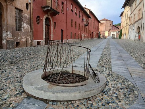 Saluzzo, salita al Castello, il pozzo medioevale danneggiato dall'urto di un auto Saluzzo, salita al Castello, il pozzo medioevale danneggiato dall'urto di un auto