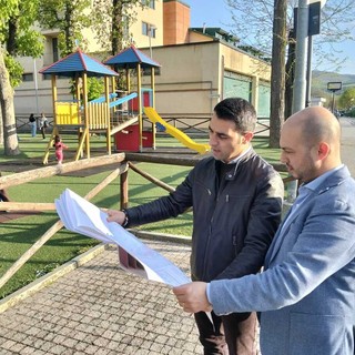 Nell'immagine, il sindaco di Ceva Fabio Mottinelli ed il vice-sindaco Fabio Ferrero analizzano il progetto di fronte al Parco della Rotonda