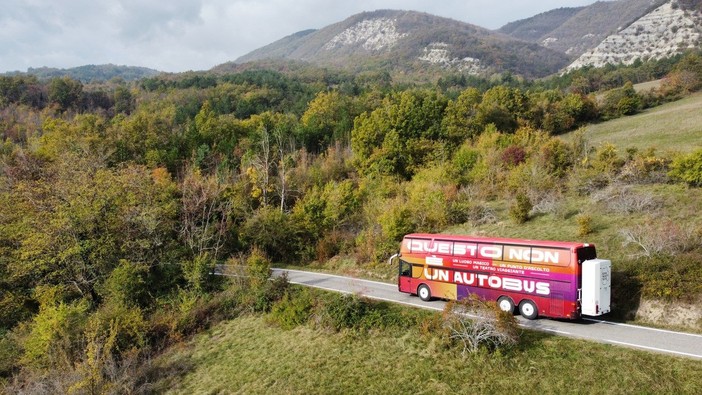 Un bus-teatro nelle aziende del Cuneese: al via “Air – alziamoci insieme, rialziamoci” Un bus-teatro nelle aziende del Cuneese: al via “Air – alziamoci insieme, rialziamoci”