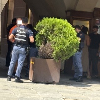 L'intervento dei poliziotti in via Roma L'intervento dei poliziotti in via Roma