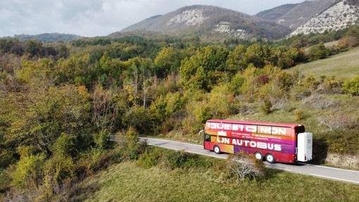 Un bus-teatro nelle aziende del Cuneese: al via “Air – alziamoci insieme, rialziamoci” Un bus-teatro nelle aziende del Cuneese: al via “Air – alziamoci insieme, rialziamoci”