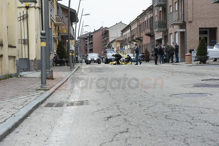 Il 28 aprile 2021 la rapina alla gioielleria di via Garibaldi a Gallo Grinzane (foto Barbara Guazzone) Il 28 aprile 2021 la rapina alla gioielleria di via Garibaldi a Gallo Grinzane (foto Barbara Guazzone)