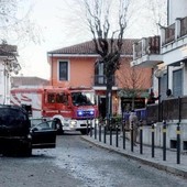 La Volkswagen che ha preso fuoco davanti alla filiale della Banca Unicredit di Revello