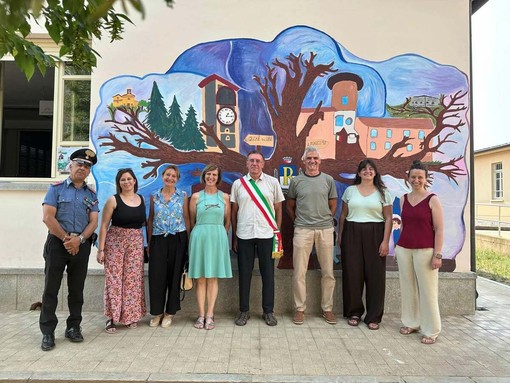 A Revello inaugurato il murale che racconta il territorio: i toponimi diventano arte e memoria condivisa A Revello inaugurato il murale che racconta il territorio: i toponimi diventano arte e memoria condivisa
