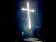 La croce sul Mombracco illuminata