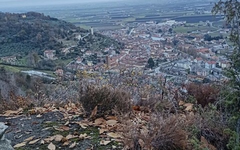 Il paese di Revello, in valle Po, visto dal Mombracco