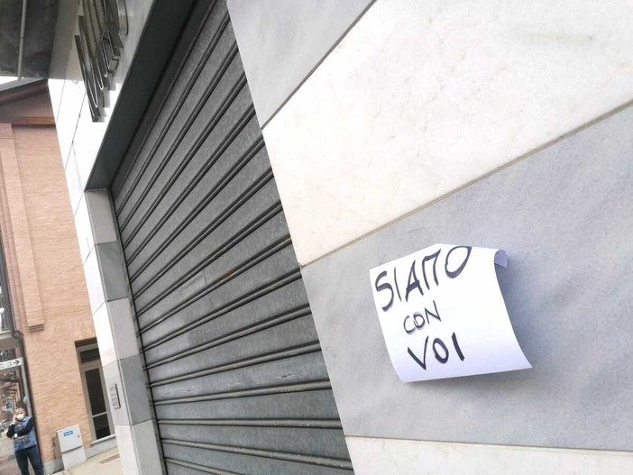 Nell'immagine d'archivio il negozio chiuso all'indomani della rapina Nell'immagine d'archivio il negozio chiuso all'indomani della rapina