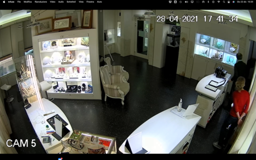 Un momento della rapina alla gioielleria di Mario Roggero Un momento della rapina alla gioielleria di Mario Roggero