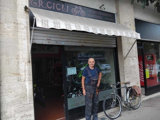 Cuneo, dopo 49 anni Roberto Giordano cerca un successore per il suo negozio di bici: "Sono disposto anche a regalarlo" Cuneo, dopo 49 anni Roberto Giordano cerca un successore per il suo negozio di bici: "Sono disposto anche a regalarlo"
