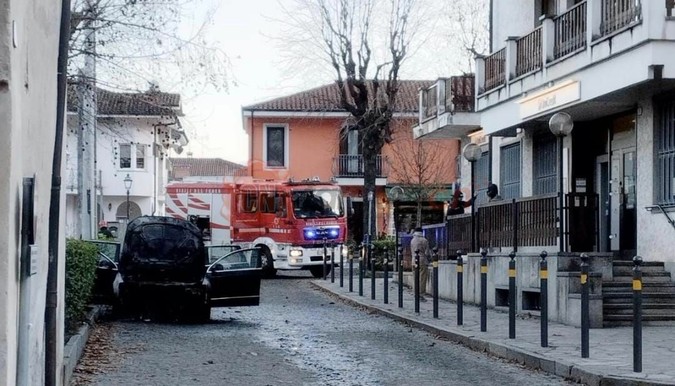 La Volkswagen che ha preso fuoco davanti alla filiale della Banca Unicredit di Revello