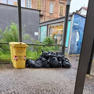 Piazza Boves, rifiuti abbandonati e proteste dei residenti: “Servono più controlli”