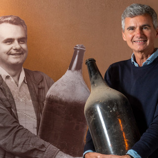Pietro Ratti, oggi titolare della cantina di La Morra, posa al fianco dell'immagine del padre Pietro Ratti, oggi titolare della cantina di La Morra, posa al fianco dell'immagine del padre