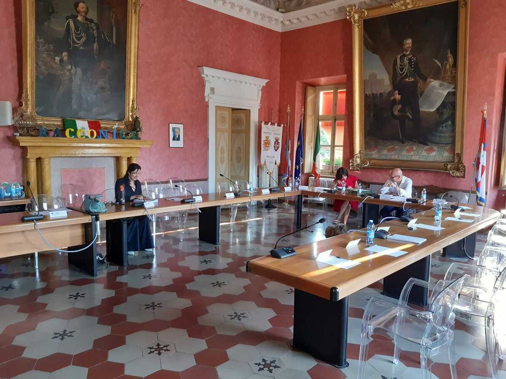 Un momento del Consiglio comunale di giovedì 30 luglio, quando al momento delle interpellanze e interrogazioni tutti consiglieri sono usciti. Sono rimasti solo il sindaco Oderda, la capogruppo di minoranza Gorgo e la segretaria comunale Un momento del Consiglio comunale di giovedì 30 luglio, quando al momento delle interpellanze e interrogazioni tutti consiglieri sono usciti. Sono rimasti solo il sindaco Oderda, la capogruppo di minoranza Gorgo e la segretaria comunale