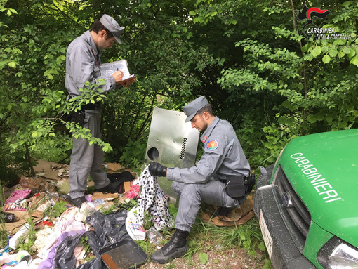 Lesegno, abbandonano rifiuti in un bosco dopo il trasloco: una coppia sanzionata dai Carabinieri Forestali