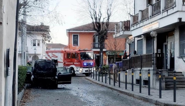 La Volkswagen che ha preso fuoco davanti alla filiale della Banca Unicredit di Revello La Volkswagen che ha preso fuoco davanti alla filiale della Banca Unicredit di Revello