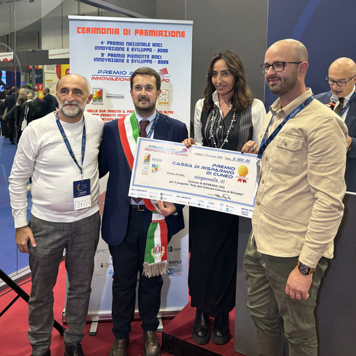 Il sindaco di Rifreddo Elia Giordanino con il vice Cesare Cavallo con il premio ANCI insieme l'assessore Maurizio Viso e Antonella Galdi, vicesegretario generale Anci Il sindaco di Rifreddo Elia Giordanino con il vice Cesare Cavallo con il premio ANCI insieme l'assessore Maurizio Viso e Antonella Galdi, vicesegretario generale Anci