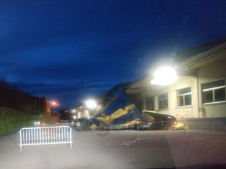 Il capannone della ditta Mauli di Revello scoperchiato dal vento Il capannone della ditta Mauli di Revello scoperchiato dal vento