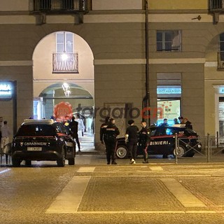 Furiosa litigata ieri sera in piazza Galimberti, tra lanci di sedie e bottiglie