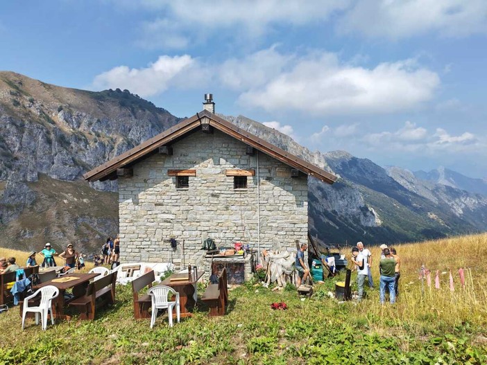Sentieri, formaggi e voglia di stare insieme: un successo la giornata al Bivacco Balur Sentieri, formaggi e voglia di stare insieme: un successo la giornata al Bivacco Balur