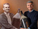 Pietro Ratti, oggi titolare della cantina di La Morra, posa al fianco dell'immagine del padre Pietro Ratti, oggi titolare della cantina di La Morra, posa al fianco dell'immagine del padre