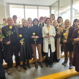 La consegna delle rose gialle di Zonta Saluzzo alle donne medico dell'ospedale cittadino