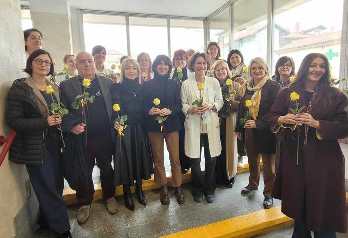 La consegna delle rose gialle di Zonta Saluzzo alle donne medico dell'ospedale cittadino