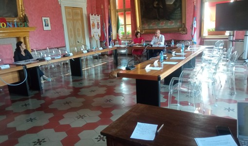 L'aula deserta del Consiglio di Racconigi con i soli Oderda e Gorgo L'aula deserta del Consiglio di Racconigi con i soli Oderda e Gorgo