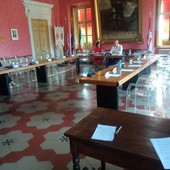 Il sindaco Oderda e la capogruppo di minoranza Gorgo nell'aula consiliare deserta Il sindaco Oderda e la capogruppo di minoranza Gorgo nell'aula consiliare deserta