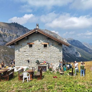 Sentieri, formaggi e voglia di stare insieme: un successo la giornata al Bivacco Balur Sentieri, formaggi e voglia di stare insieme: un successo la giornata al Bivacco Balur