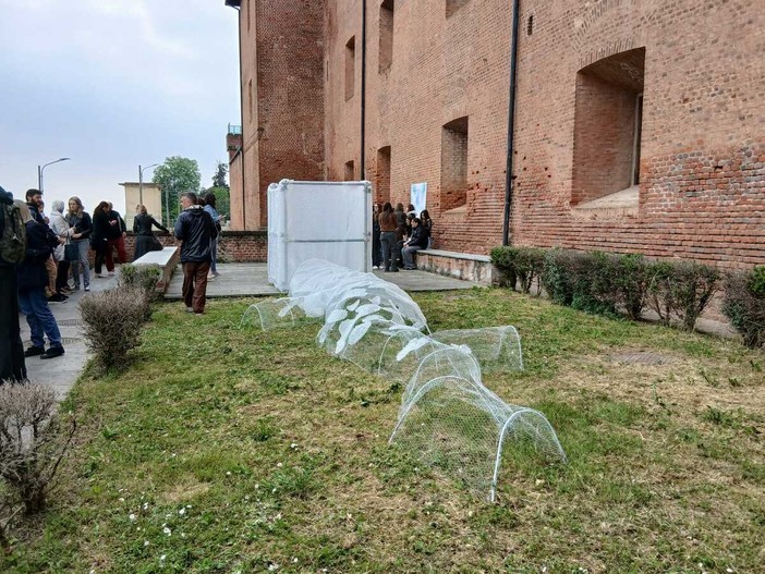 Saluzzo, installazione alla Castiglia che evoca l'ora d'aria del suo vissuto carcerario