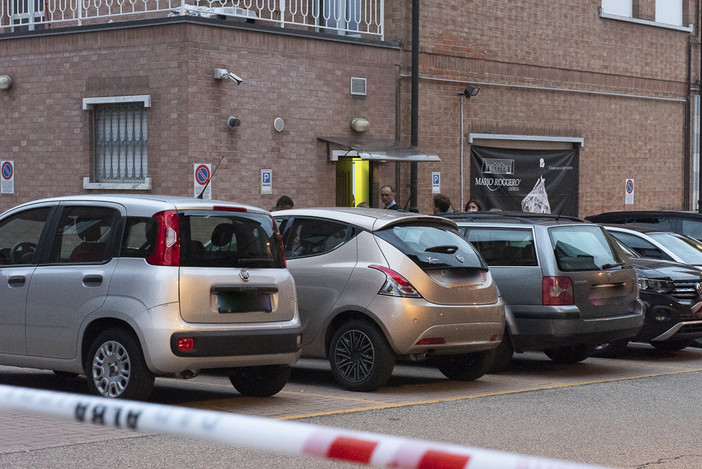 Mario Roggero fuori dal suo negozio, nei minuti successivi alla rapina Mario Roggero fuori dal suo negozio, nei minuti successivi alla rapina