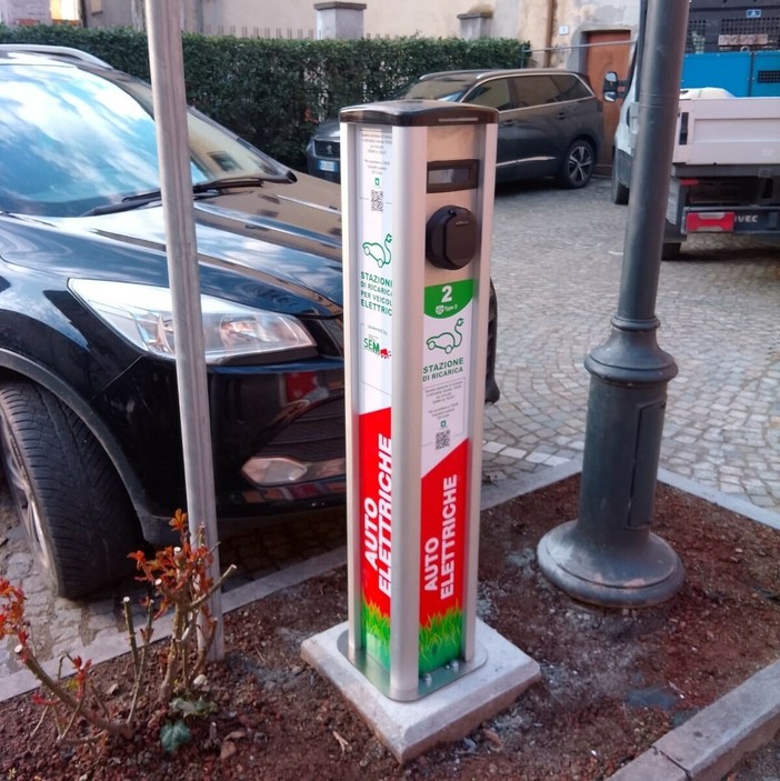 La colonnina di ricarica per auto elettriche vicino al Municipio di Revello La colonnina di ricarica per auto elettriche vicino al Municipio di Revello