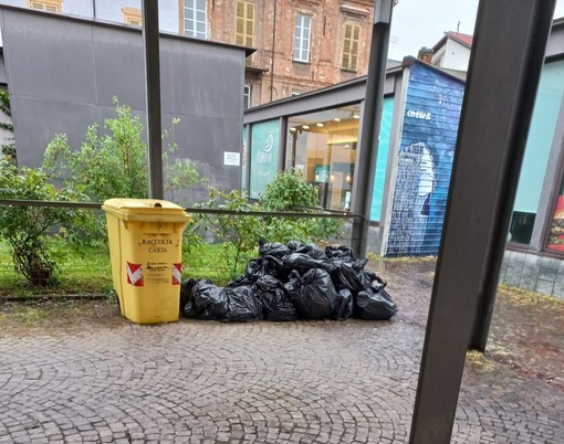 Piazza Boves, rifiuti abbandonati e proteste dei residenti: “Servono più controlli”