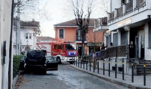 La Volkswagen che ha preso fuoco davanti alla filiale della Banca Unicredit di Revello La Volkswagen che ha preso fuoco davanti alla filiale della Banca Unicredit di Revello